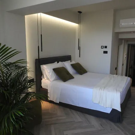 Nikos Ikies Theológos