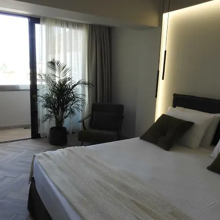 Nikos Ikies Theológos