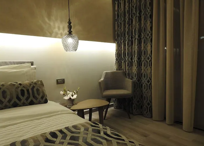 Nikos Ikies Theológos