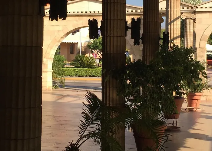 Nikos Ikies Theológos