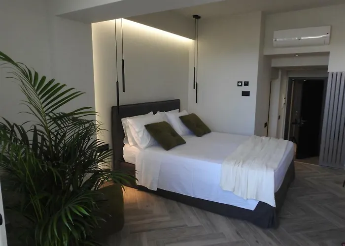 Nikos Ikies Theológos