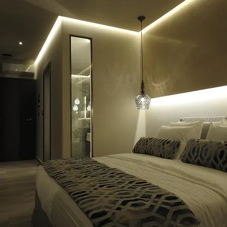 Nikos Ikies Theológos